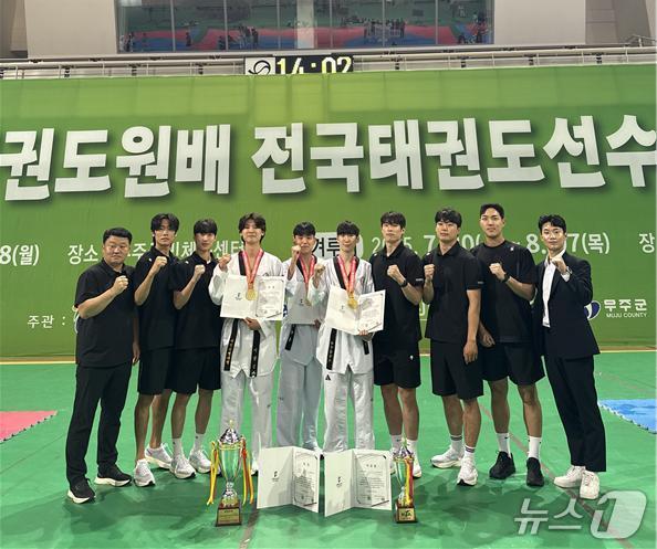 본문 이미지 - 대전시 태권도팀이 기념촬영 하고 있다.&#40;시체육회 제공. 재판매 및 DB금지&#41;/뉴스1