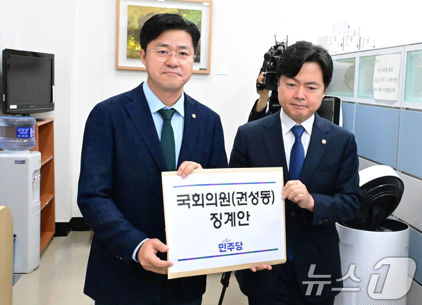 본문 이미지 - 박상혁 더불어민주당 원내소통수석과 김현정 원내대변인이 8일 서울 여의도 국회 의안과에 통일교 불법정치자금 수수 의혹을 빋고 있는 권성동 국민의힘 의원에 대한 징계안을 제출하고 있다. &#40;공동취재&#41; 2025.8.8/뉴스1 ⓒ News1 이광호 기자