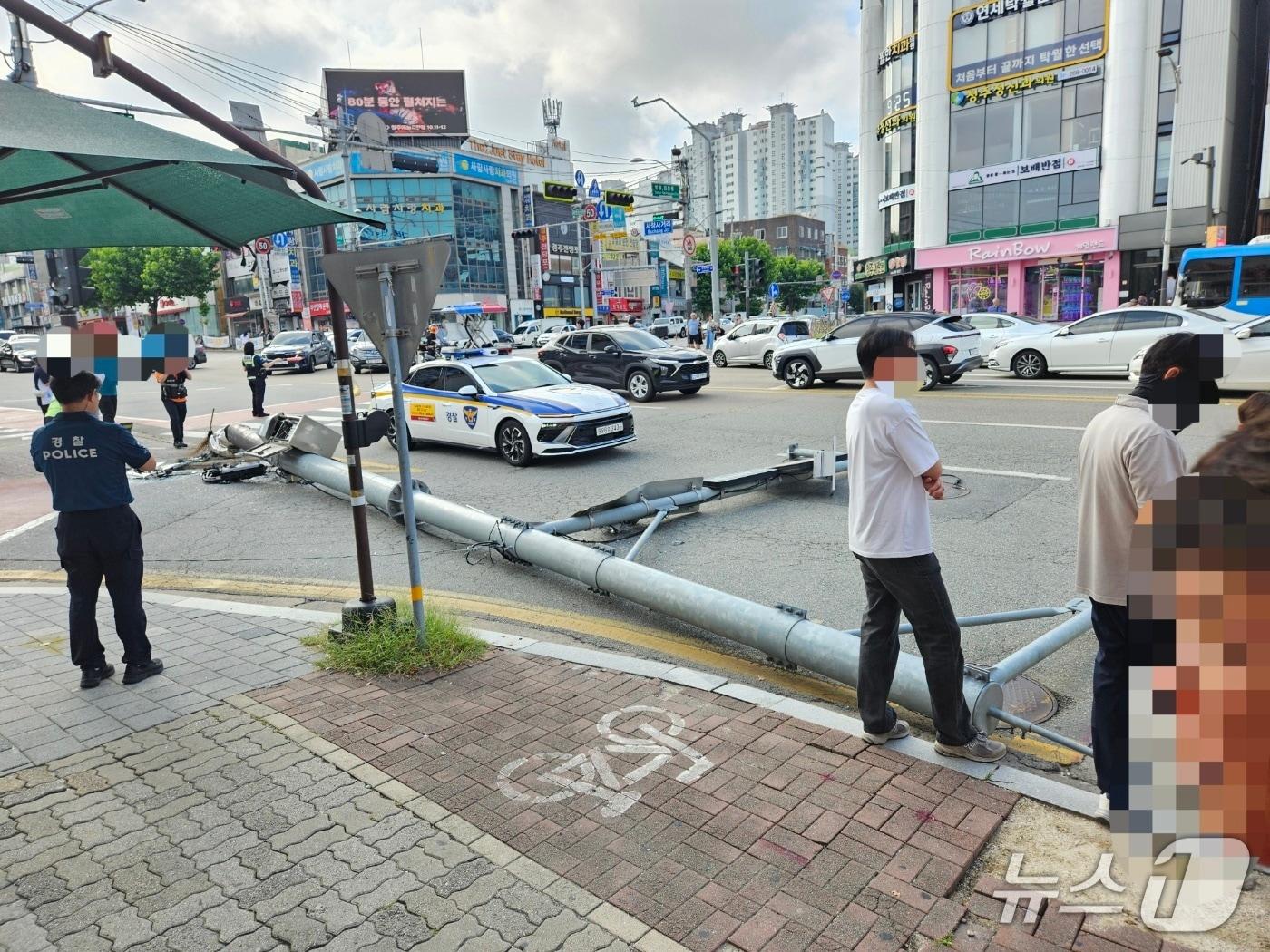 본문 이미지 - 7일 오전 7시 38분쯤 충북 청주시 서원구 사창사거리에서 A 씨(68)가 몰던 45인승 통근버스가 교통단속 카메라 전신주를 들이받았다.(충북소방본부 제공. 재판매 및 DB금지)