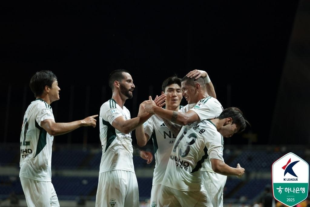 본문 이미지 - 단독 선두를 질주 중인 전북현대가 21경기 연속 무패에 도전한다. 성공하면 역대 4위에 오른다. &#40;한국프로축구연맹 제공&#41;