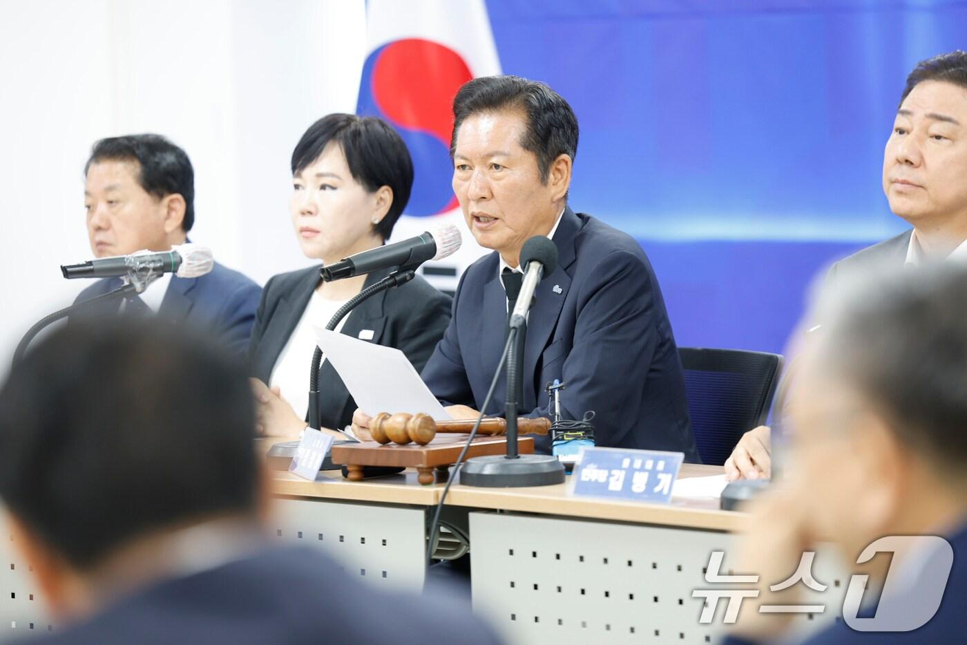 정청래 더불어민주당 대표가 8일 전남 무안 전남도당 회의실에서 열린 제145차 현장 최고위원회의에서 모두발언하고 있다. 2025.8.8/뉴스1 ⓒ News1 김태성 기자