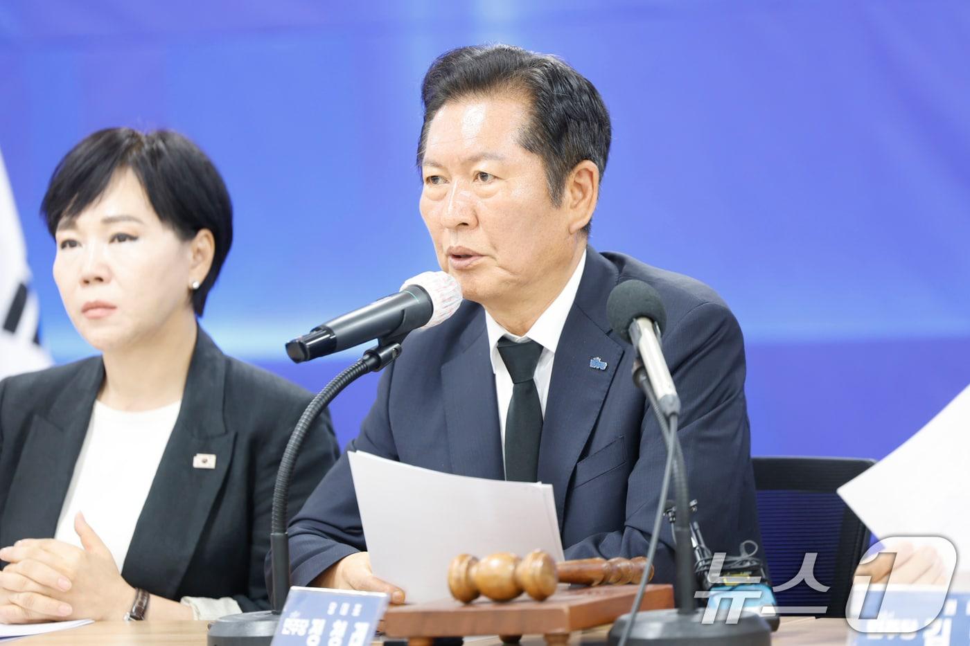 정청래 더불어민주당 대표가 8일 전남 무안 전남도당 회의실에서 열린 제145차 현장 최고위원회의에서 모두발언하고 있다. 2025.8.8/뉴스1 ⓒ News1 김태성 기자