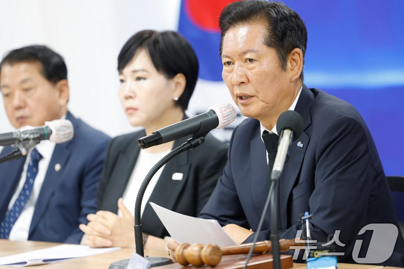 정청래 더불어민주당 대표가 8일 전남 무안 전남도당 회의실에서 열린 제145차 현장 최고위원회의에서 모두발언하고 있다. 2025.8.8/뉴스1 ⓒ News1 김태성 기자