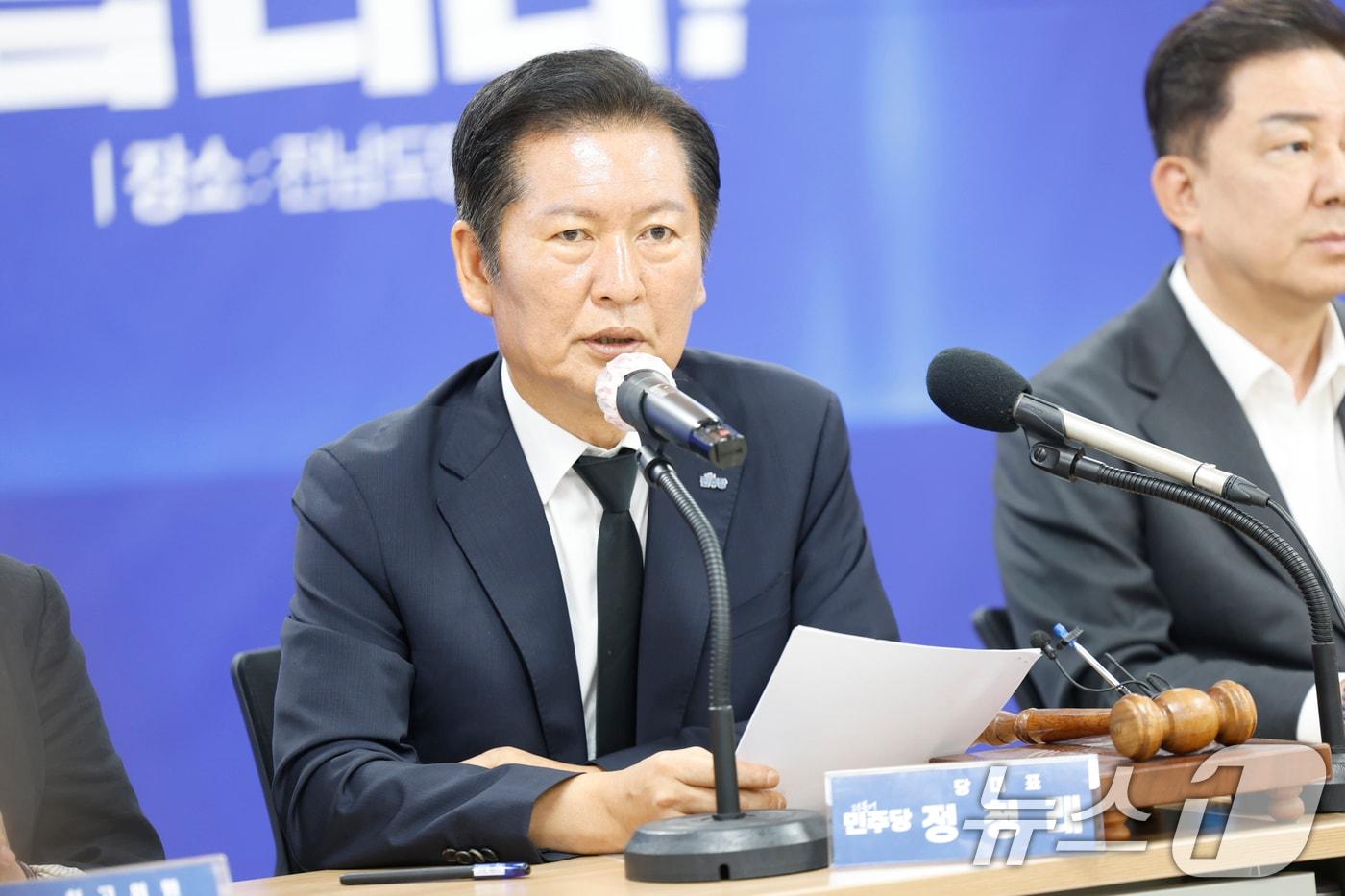 정청래 더불어민주당 대표가 8일 전남 무안 전남도당 회의실에서 열린 제145차 현장 최고위원회의에서 모두발언하고 있다. 2025.8.8/뉴스1 ⓒ News1 김태성 기자