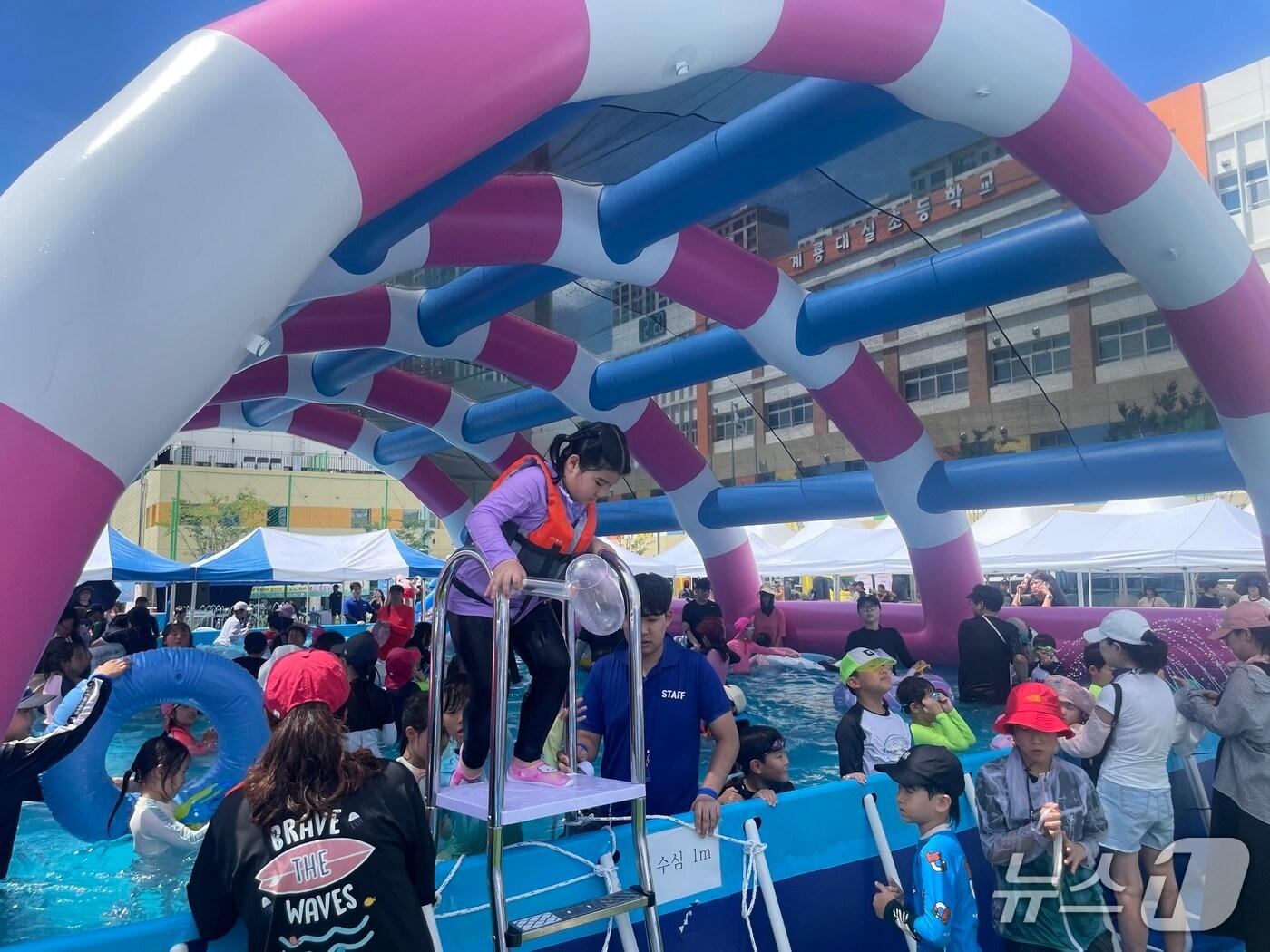 본문 이미지 - 대실초등학교 운동장에서 운영했던 어린이 물놀이장 (계룡시 제공. 재판매 및 DB금지)/뉴스1