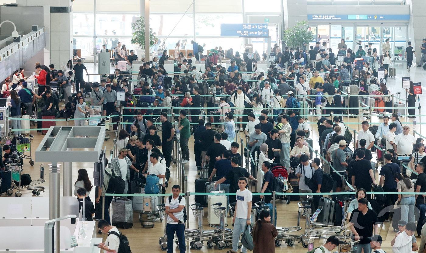 8일 오전 인천국제공항 1터미널 면세구역이 해외여행을 떠나는 여행객들로 북적이고 있다. &#40;공동취재&#41; 2025.8.8/뉴스1 ⓒ News1 박지혜 기자