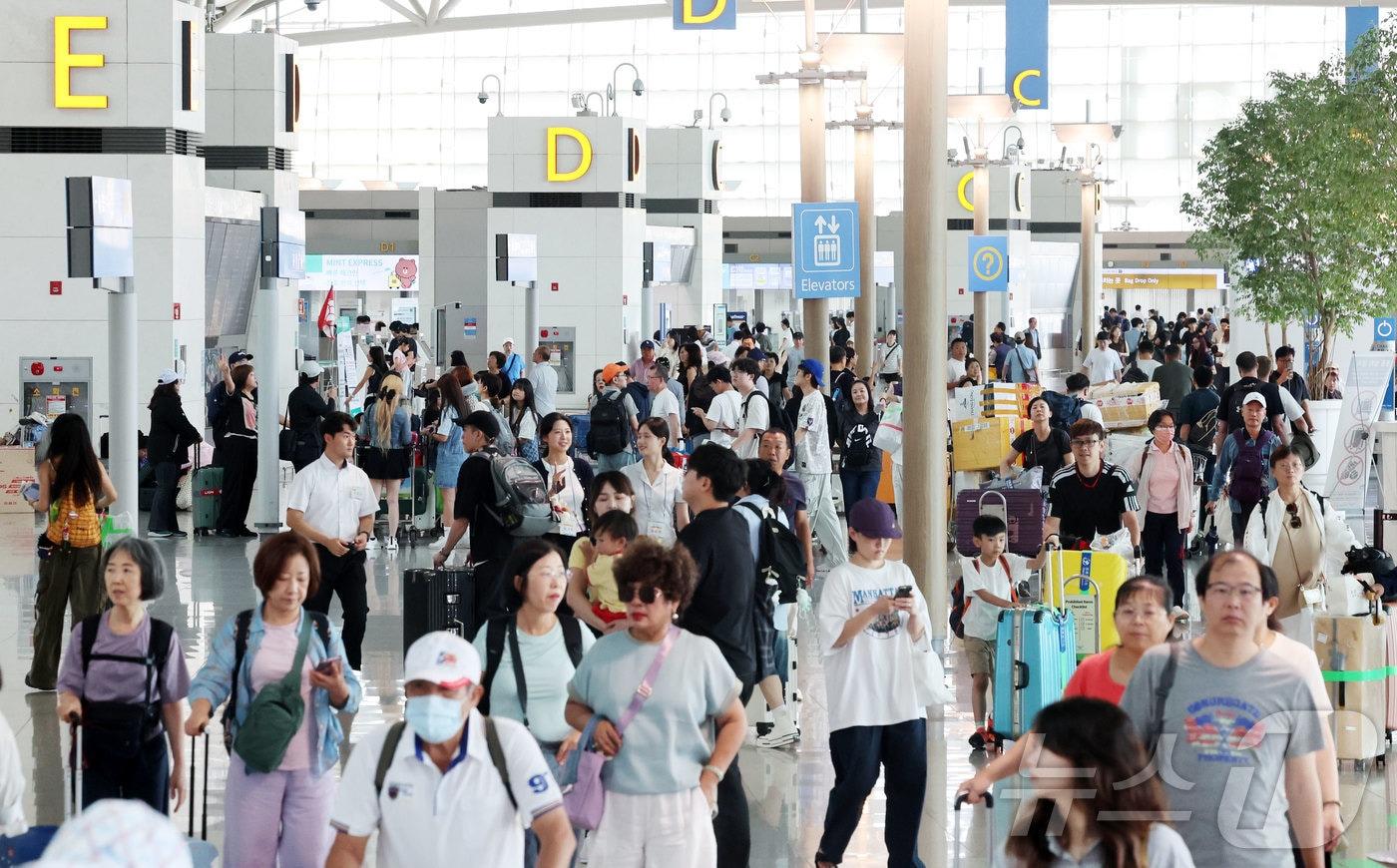 지난 8일 오전 인천국제공항 1터미널 면세구역이 해외여행을 떠나는 여행객들로 북적이고 있다. &#40;공동취재&#41; 2025.8.8/뉴스1 ⓒ News1 박지혜 기자
