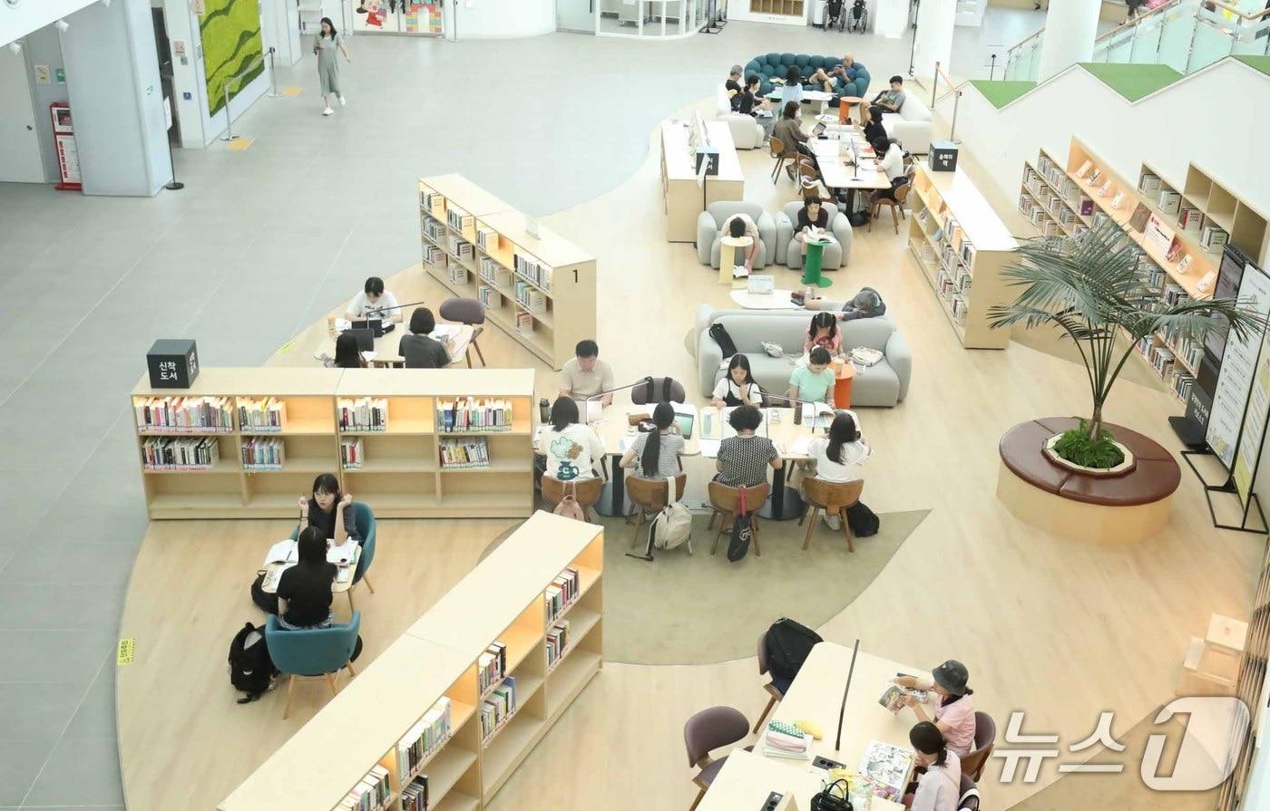 8일 오전 울산 중구 종갓집도서관에 시민들이 독서를 즐기고 있다.2025.8.8./뉴스1 ⓒNews1 김지혜 기자