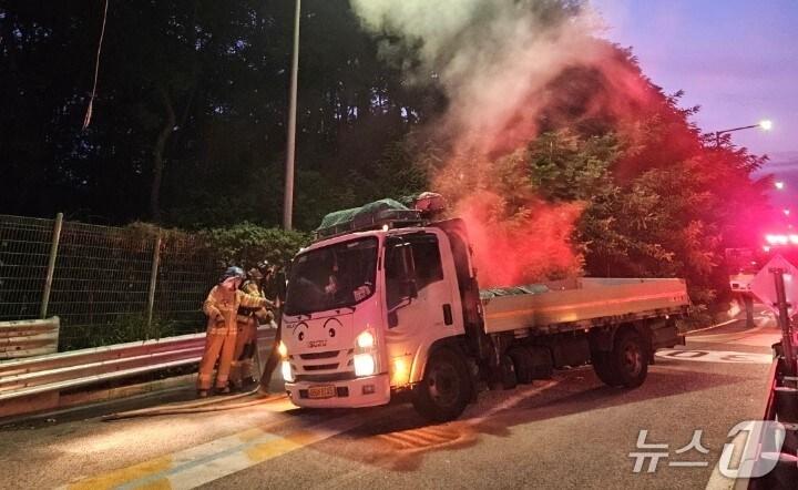 본문 이미지 - 8일 오전 5시 1분쯤 충북 보은군 탄부면 당진영덕고속도로 청주방향 탄부졸음쉼터 인근을 달리던 5톤 트럭에서 불이 나 26여분 만에 꺼졌다.(보은소방서 제공, 재판매 및 DB금지)/뉴스1 