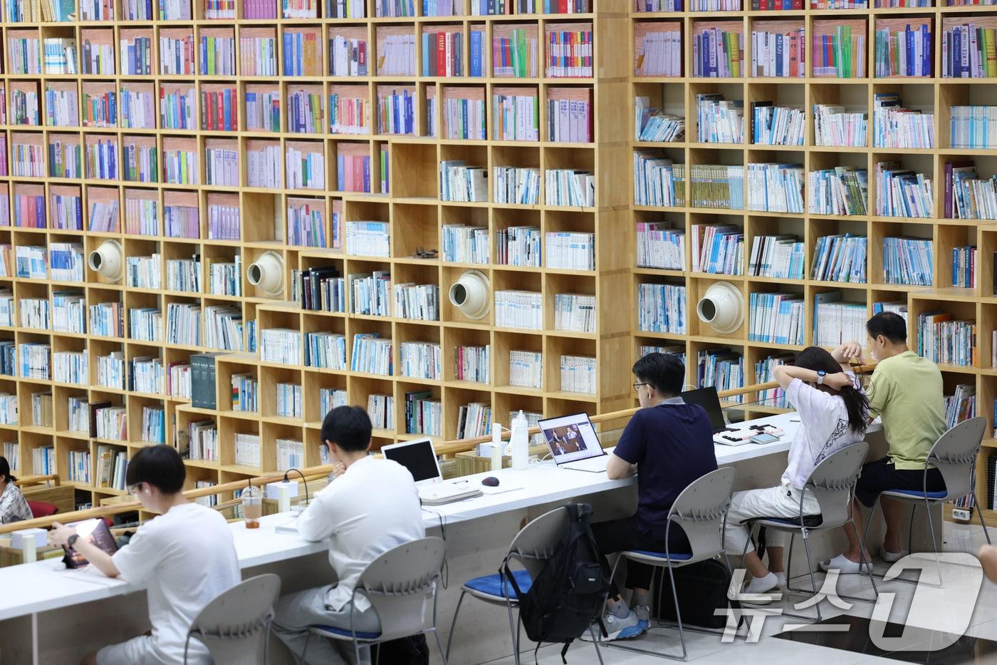 시민들이 독서를 즐기고 있다. /뉴스1 ⓒ News1 김영운 기자