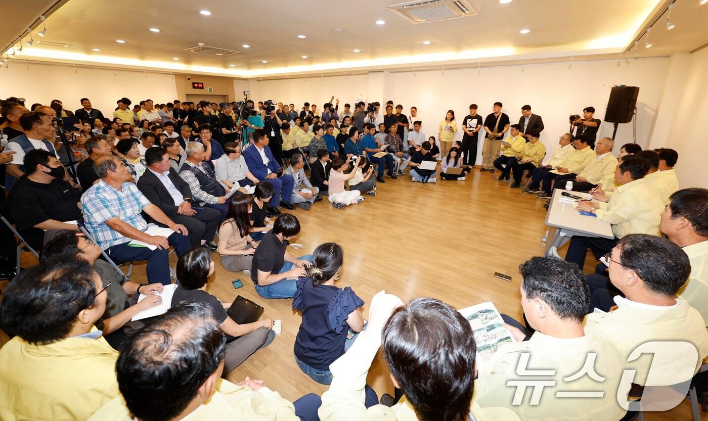 정청래 더불어민주당 대표와 지도부가 8일 전남 무안군 승달문화예술회관에 마련된 수해피해주민 임시대피소를 찾아 피해주민들과 간담회를 갖고 있다. 2025.8.8/뉴스1 ⓒ News1 김태성 기자