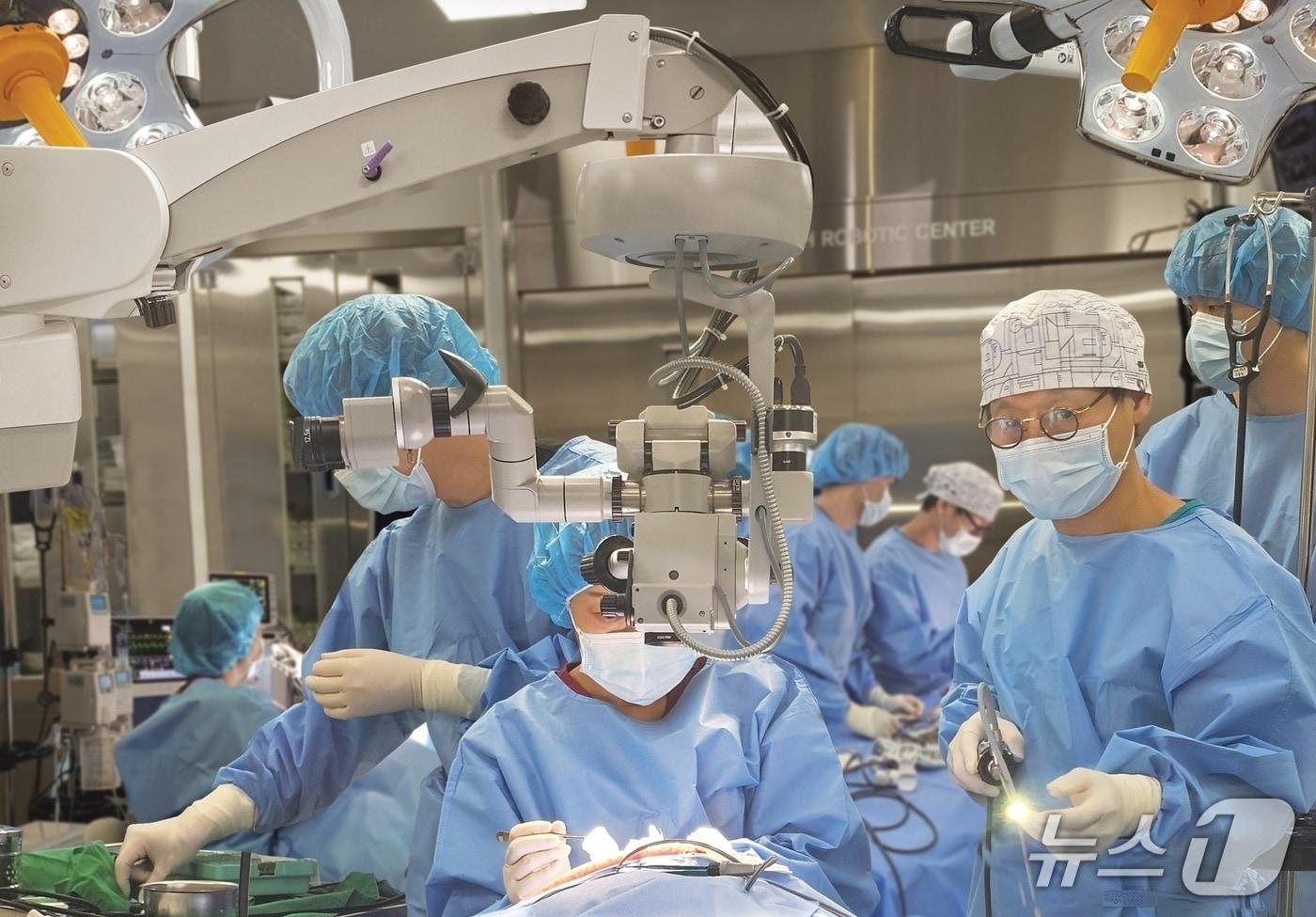 홍연정 원장과 의료진이 반려동물 수술을 하고 있다&#40;웨스턴동물의료센터 제공&#41; ⓒ 뉴스1