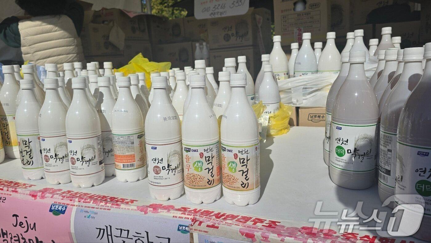 지난해 10월 연곡리유적지에서 열린 &#39;제3회 연천율무축제&#39;에서 대표 율무 가공품인 율무 막걸리가 관광객들의 눈길을 끌고 있다. /박대준 기자