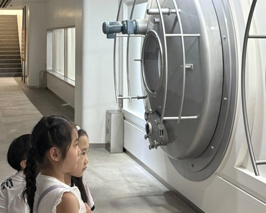 본문 이미지 - 초등학생들이 방학을 맞아 hy 평택공장 &#39;hy팩토리+&#39;를 찾아 야쿠르트XO 생산 과정을 견학하고 있다.&#40;hy 제공&#41;