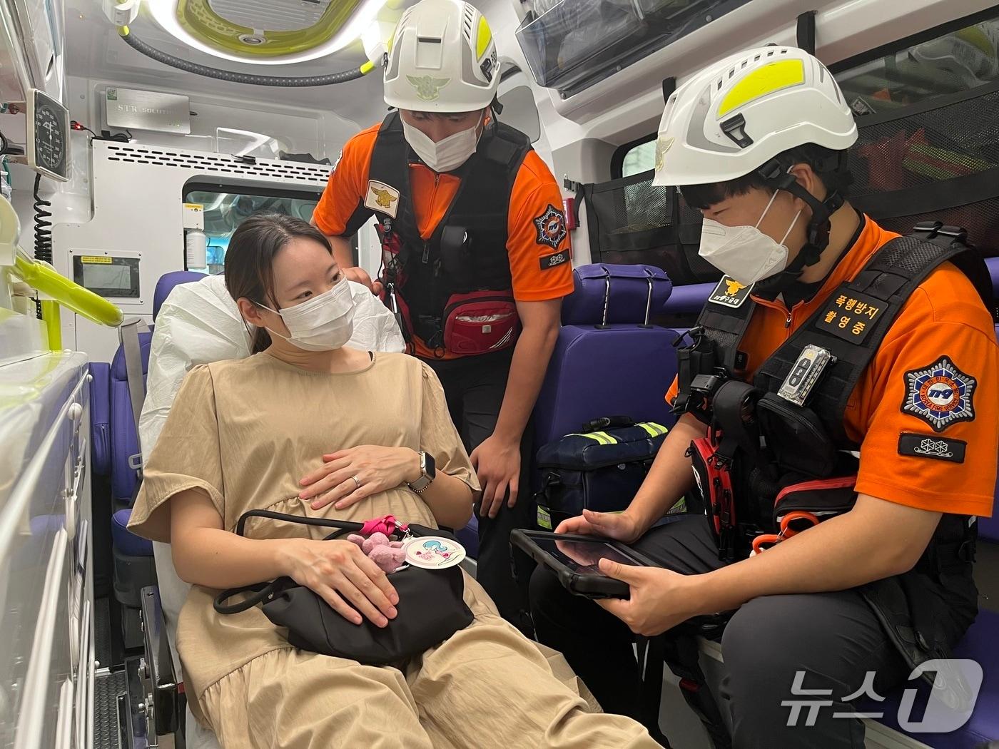 본문 이미지 - 김제소방서가 임산부를 이송하고 있다.&#40;김제소방서 제공. 재판매 및 DB금지&#41;