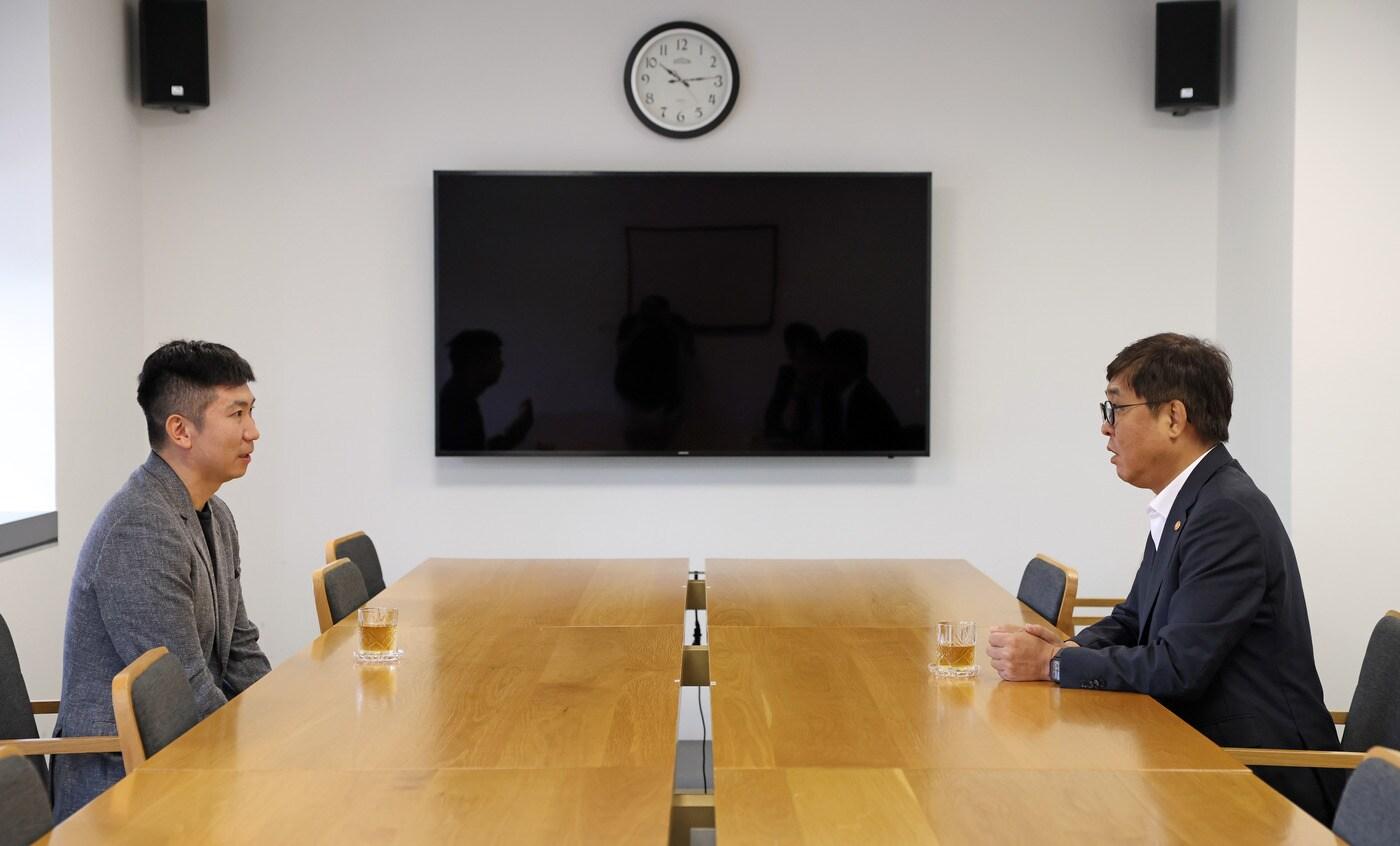 최휘영 문화체육관광부 장관&#40;오른쪽&#41;과 유승민 대한체육회장이 8일 국립현대미술관 서울관에서 체육계 현안에 대해 논의했다. &#40;문화체육관광부 제공&#41;