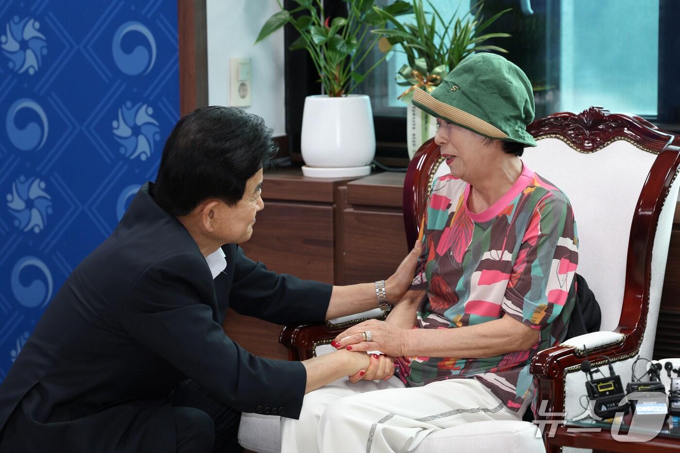 정동영 통일부 장관이 8일 오전 서울 종로구 정부서울청사에서 최성룡 전후납북자피해가족연합회 이사장 및 이사진과 면담을 하고 있다.&#40;통일부 제공&#41; 2025.8.8/뉴스1 ⓒ News1