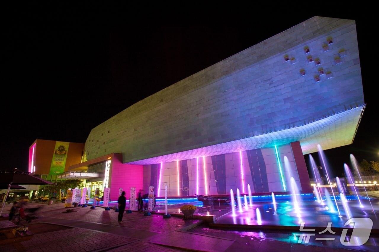 본문 이미지 - 군산근대역사박물관은 &#39;국가유산 미디어아트&#39; 행사가 열리는 기간에 무료로 개관한다.&#40;군산시 제공. 재판매 및 DB금지&#41;