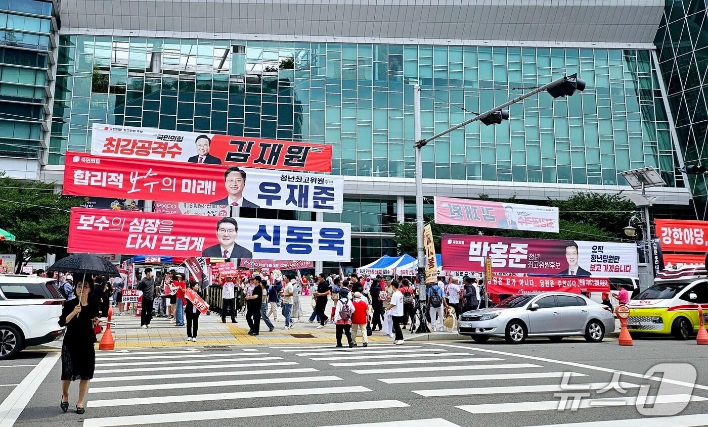 8일 대구 엑스코에서 열리는 국민의힘 제6차 전당대회 대구·경북 합동연설회가 시작 전부터 열기를 뿜고 있다. 2025.8.8/뉴스1 남승렬 기자