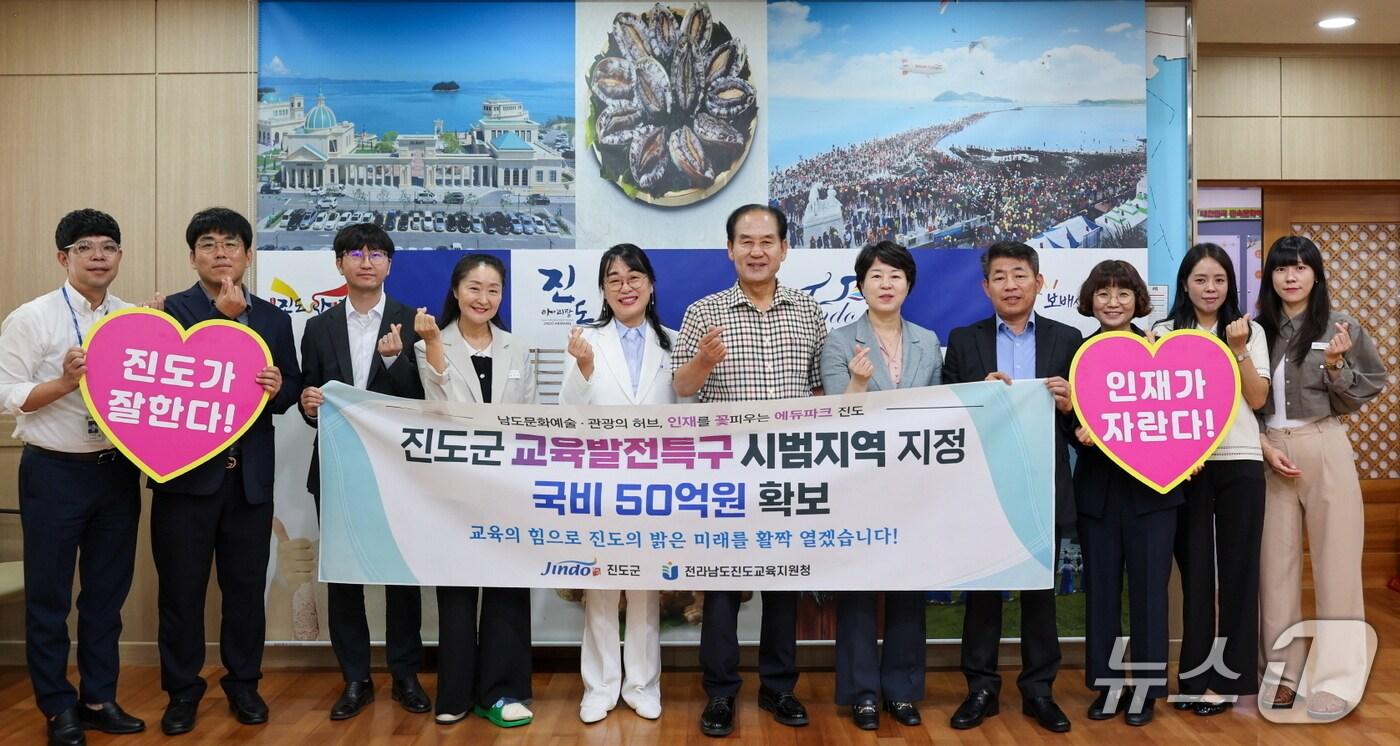 김희수 군수&#40;가운데&#41; 등 진도군 관계자들이 기념사진을 찍고 있다.&#40;진도군 제공, 재판매 및 DB 금지&#41;/뉴스1 