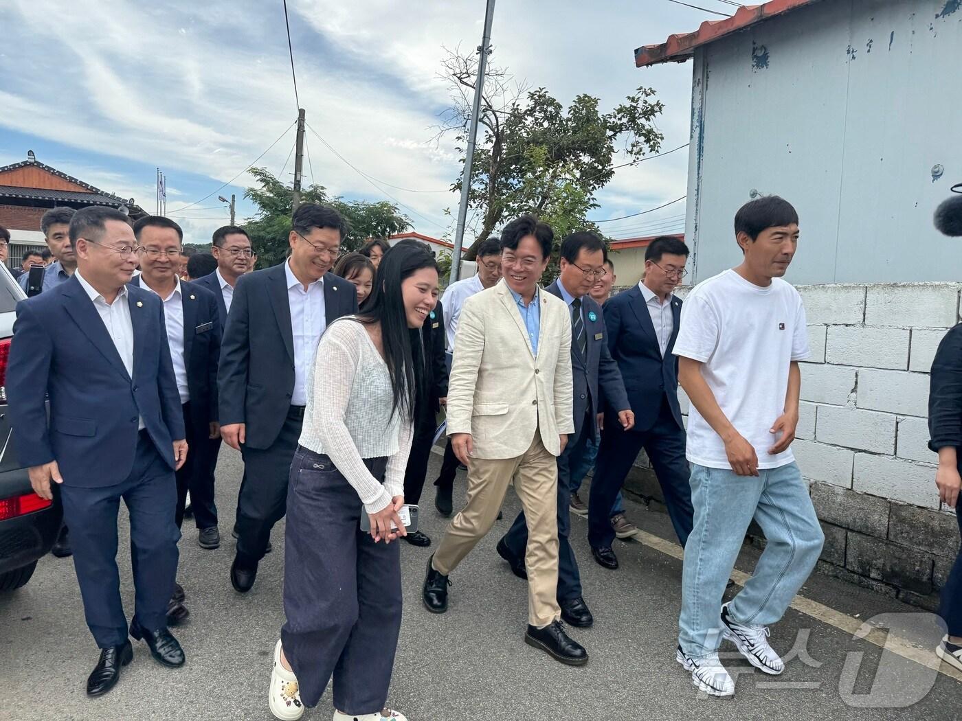 본문 이미지 - 김영훈 고용노동부 장관이 8일 안호영 국회 환경노동위원회 위원장과 함께 전북 완주군 용진읍의 외국인 고용 농가 현장을 시찰하며 외국인 근로자와 대화하고 있다. 2025.8.8/뉴스1 ⓒ News1 장수인 기자