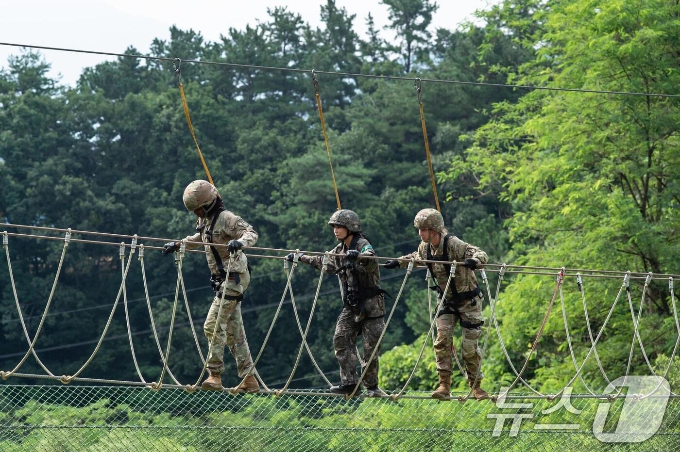 육군은 지난 7일부터 충북 괴산 육군학생군사학교에서 &#39;한미 ROTC 사관후보생 동반훈련&#39;을 실시했다고 8일 밝혔다. 양국의 후보생들이 세줄다리 장애물을 극복하고 있다. &#40;육군 제공. 재판매 및 DB 금지&#41; 2025.8.8/뉴스1