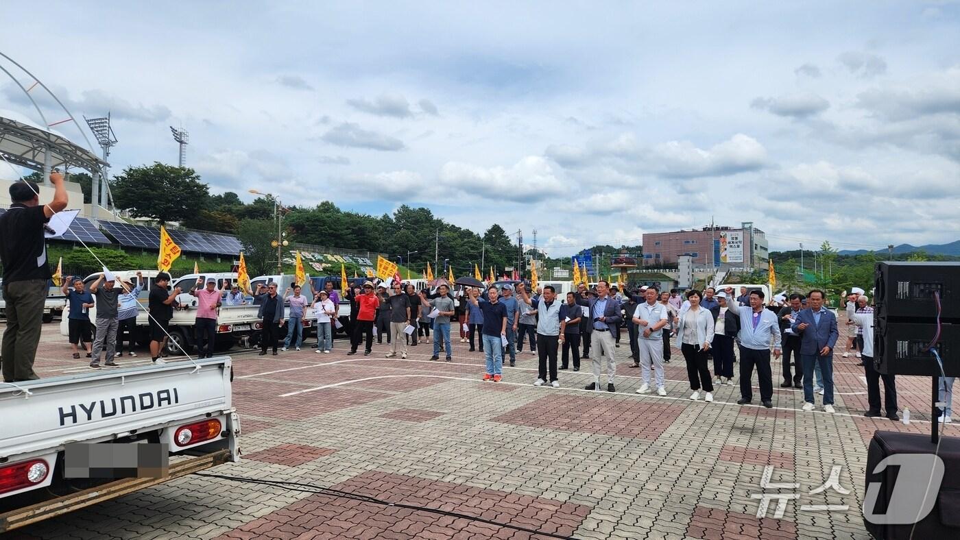 8일 오후 충북 영동군 주민들이 한국전력이 추진하는 신장수∼무주영동 송전선로 설치에 반대하는 집회를 하고 있다. &#40;영동군 제공, 재판매 및 DB금지&#41; /뉴스1