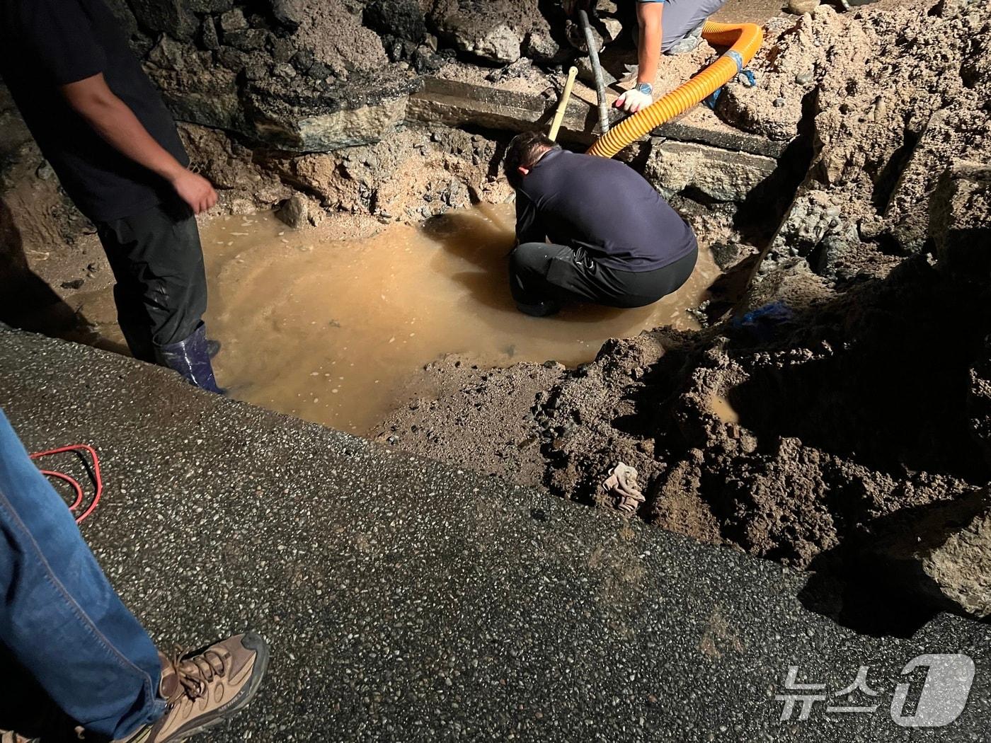 본문 이미지 - 강원 춘천 효자동 팔호광장 인근 주택가 상수도관 파열 복구 공사.(춘천시 제공, 재판매 및 DB금지)