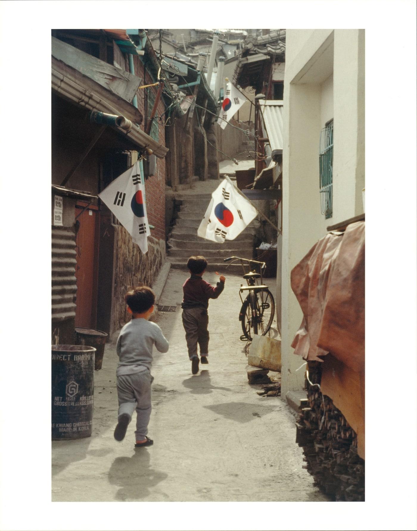 본문 이미지 - 사진작가 김기찬(1938~2005)이 찍은 '서울 중구 중림동 골목안 풍경' 사진(대한민국역사박물관 제공)