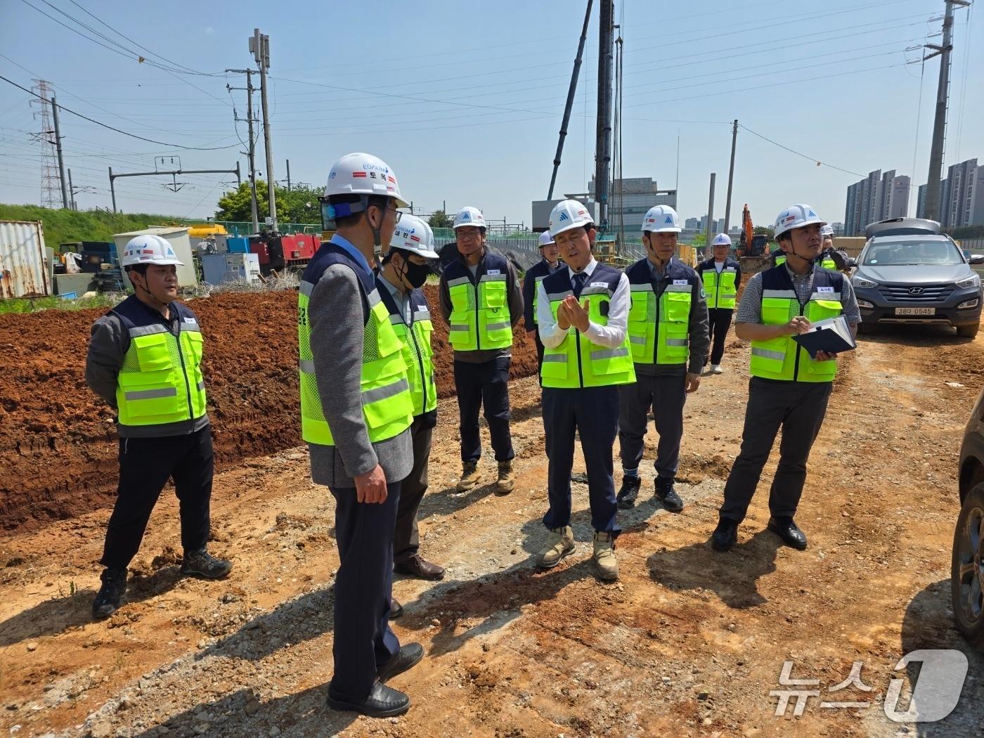 본문 이미지 - 정우필 서한 대표이사(오른쪽 두번째)가 공사장 안전점검을 위해 인천시 검암 건설현장을 찾아 직원들에게 업무 지시를 하고 있다.(서한 제공. 재판매 및 DB 금지)