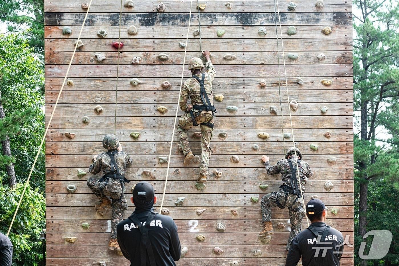육군은 7일과 8일 이틀간 충북 괴산 육군학생군사학교에서 &#39;한미 ROTC 사관후보생 동반훈련&#39;을 진행했다.&#40;육군학생군사학교 제공, 재판매 및 DB금지&#41;/뉴스1