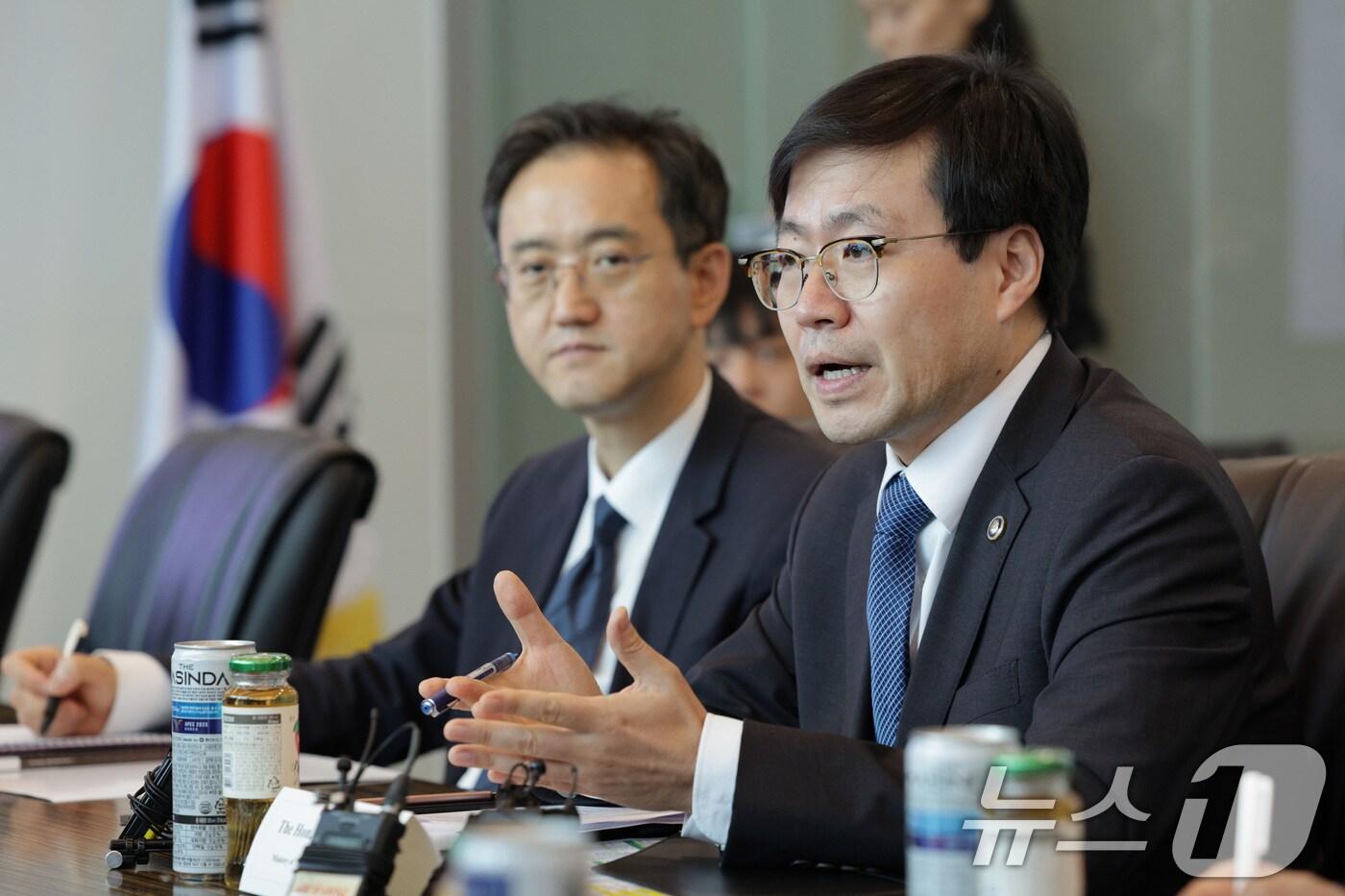 여한구 산업통상자원부 통상교섭본부장이 8일 오후 서울 여의도 주한미국상공회의소&#40;암참&#41;에서 열린 간담회에서 제임스 김 암참 회장과 대화하고 있다. 2025.8.8/뉴스1 ⓒ News1 신웅수 기자