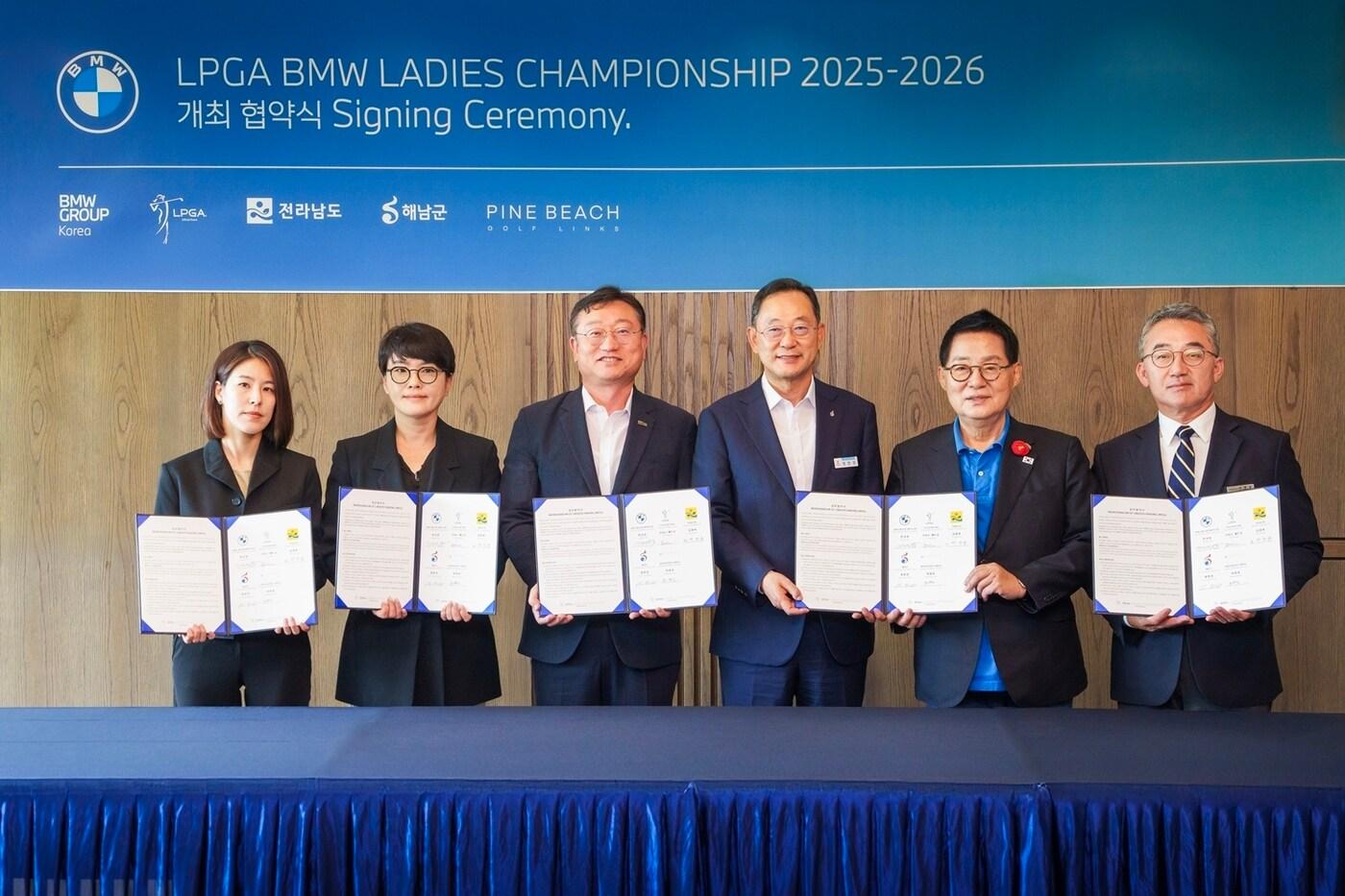 ‘BMW 레이디스 챔피언십 2025’ 개최지 확정 협약식에서 대회 및 지자체 관계자들이 대회장을 배경으로 기념 촬영을 진행하고 있다. (왼쪽부터 서윤정 LPGA 아시아 이사, 주양예 BMW 코리아 본부장, 명창환 전라남도 행정부지사, 명현관 해남군 군수, 박지원 더불어민주당 국회의원, 허명호 파인비치 대표)  (BMW 코리아 제공)