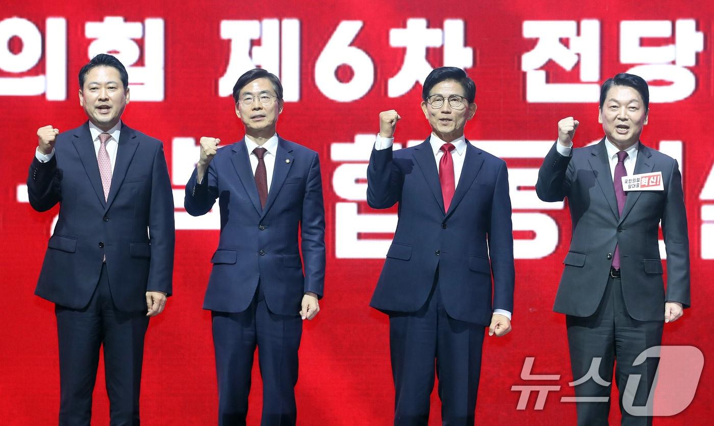 국민의힘 당 대표 본경선에 진출한 장동혁·조경태·김문수·안철수 후보&#40;왼쪽부터&#41;가 8일 오후 대구 북구 엑스코&#40;EXCO&#41;에서 열린 국민의힘 제6차 전당대회 대구·경북 합동연설회에서 인사하고 있다. 2025.8.8/뉴스1 ⓒ News1 공정식 기자