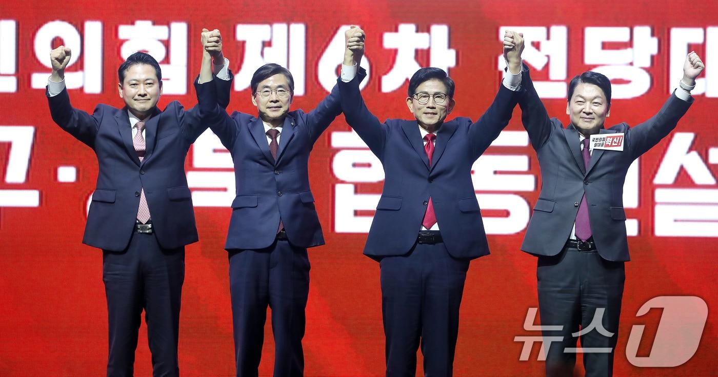 국민의힘 당 대표 본경선에 진출한 장동혁·조경태·김문수·안철수 후보&#40;왼쪽부터&#41;가 8일 오후 대구 북구 엑스코&#40;EXCO&#41;에서 열린 국민의힘 제6차 전당대회 대구·경북 합동연설회에서 인사하고 있다. 2025.8.8/뉴스1 ⓒ News1 공정식 기자