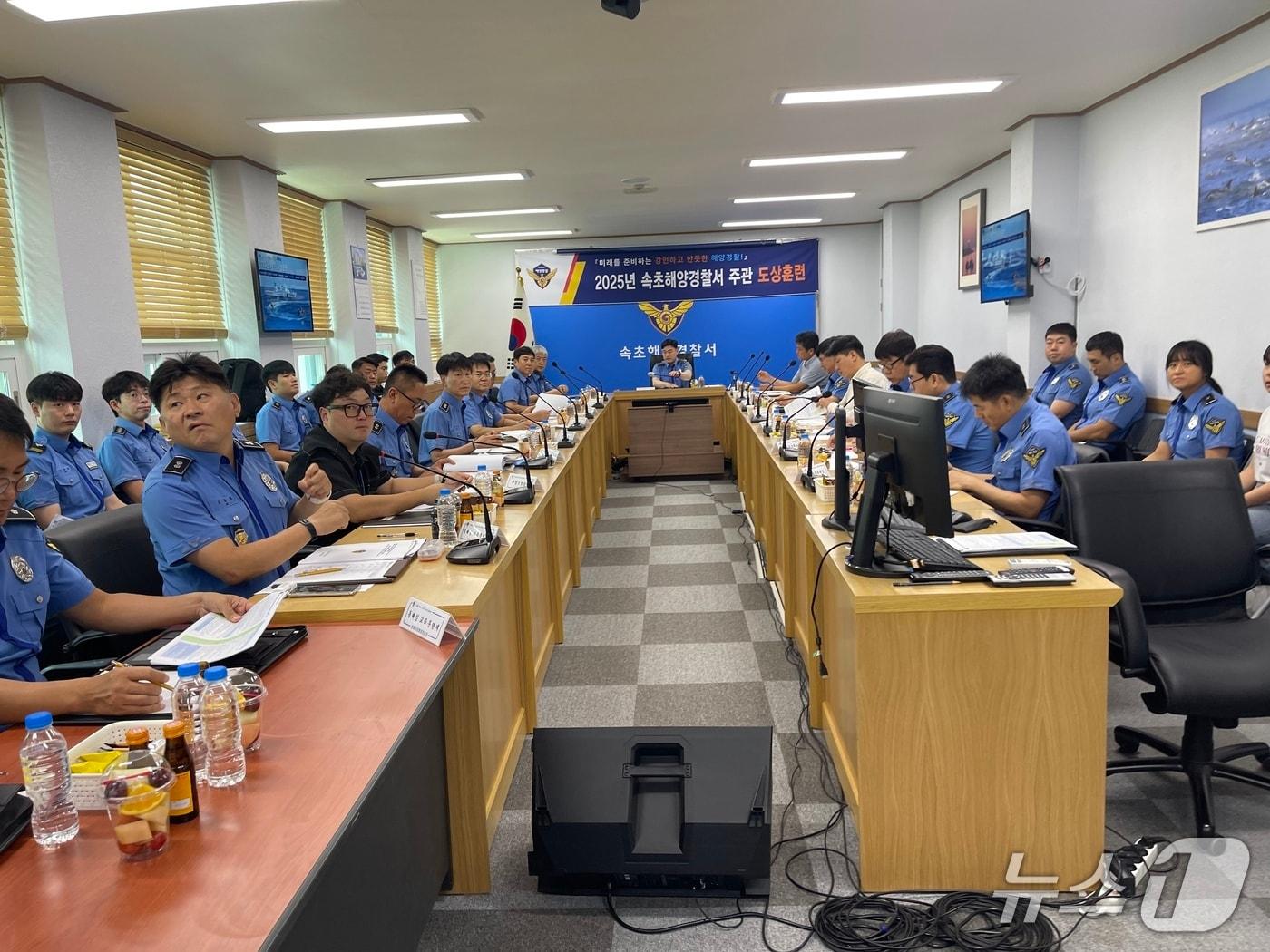 본문 이미지 - 속초해경, 2025년 3분기 모의 도상훈련.(속초해경 제공, 재판매 및 DB 금지) 2025.8.8/뉴스1