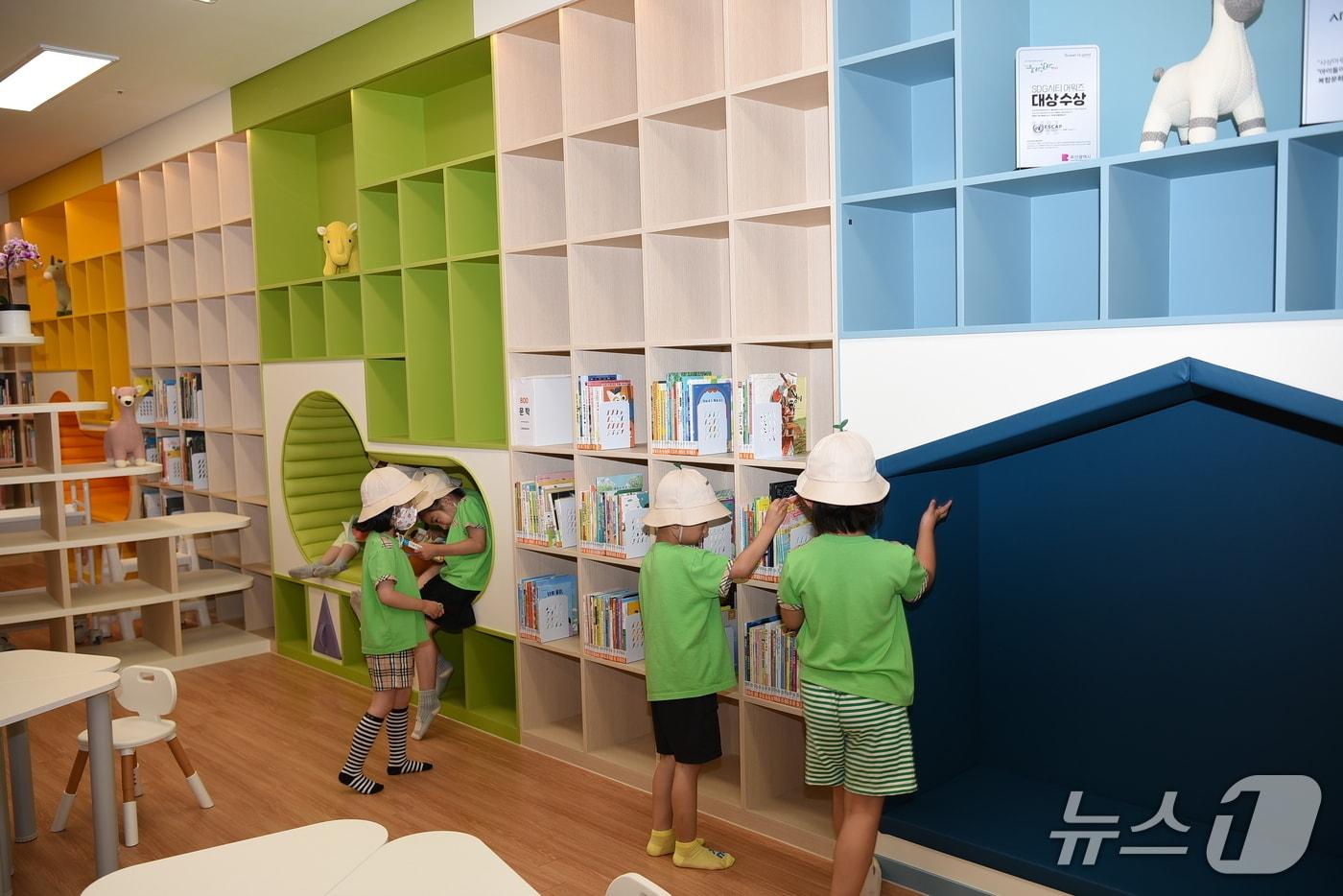 부산 사상마루 들락날락을 방문한 어린이들이 어린이 도서관을 둘러보고 있다.(사상구 제공. 재판매 및 DB 금지)