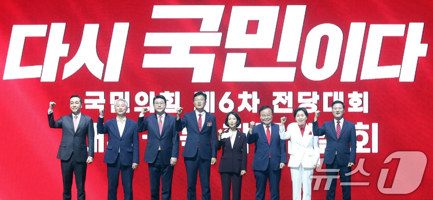 국민의힘 최고위원에 출마한 김민수·김근식·신동욱·손범규·최수진·김재원·양향자·김태우 후보&#40;왼쪽부터&#41;가 8일 오후 대구 북구 엑스코&#40;EXCO&#41;에서 열린 국민의힘 제6차 전당대회 대구·경북 합동연설회에서 인사하고 있다. 2025.8.8/뉴스1 ⓒ News1 공정식 기자