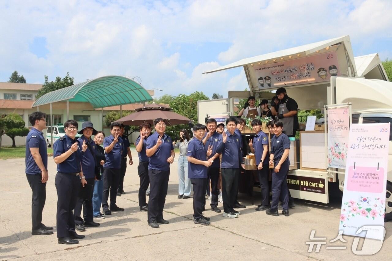 본문 이미지 - 대전교도소에서 진행된 대전보훈청 제복 근무자 감사 캠페인(대전보훈청 제공) /뉴스1