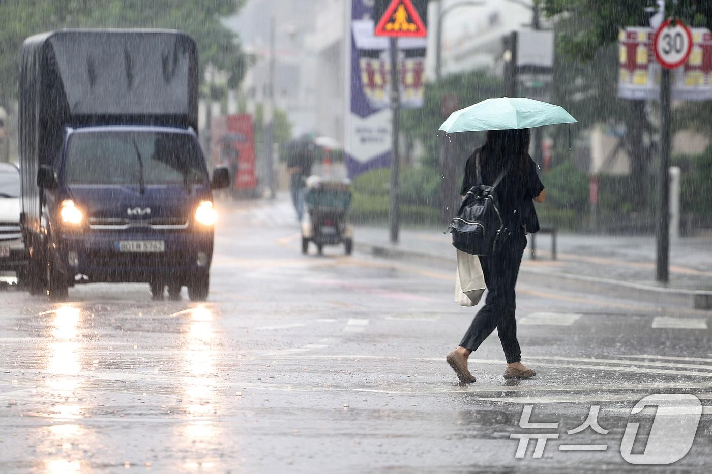우산을 쓴 시민들이 발걸음을 재촉하고 있다.&#40;사진은 기사 내용과 무관함&#41; / 뉴스1 ⓒ News1