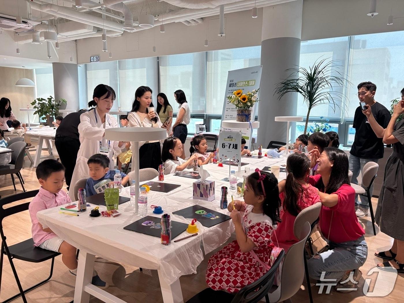 본문 이미지 - 지난 8일 오전 10시 서울 강남 한국애브비 본사에서 '패밀리 사이언스 데이'가 열렸다.(김정은 기자)