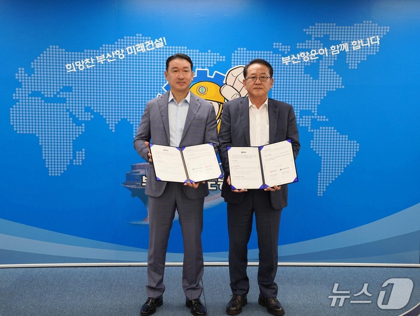 본문 이미지 - 김현겸 팬스타그룹 회장&#40;오른쪽&#41; 박병근 부산항운노조 위원장&#40;왼쪽&#41;이 협약서에 서명 후 기념 촬영하고 있다.&#40;팬스타라인닷컴 제공. 재판매 및 DB금지&#41;