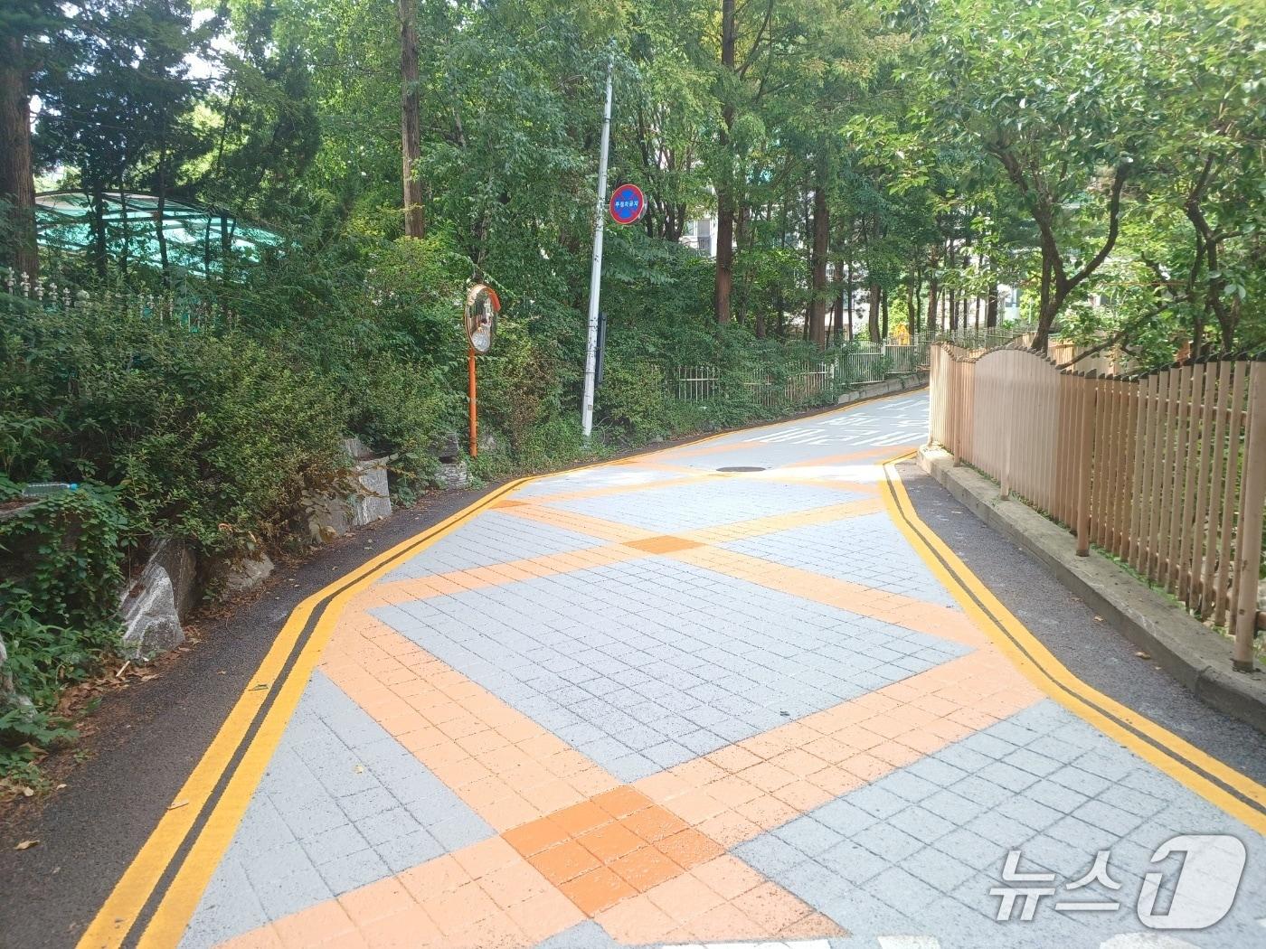 본문 이미지 - 용인시가 심곡초 인근에 시 최초로 조성한 보행자 우선 도로 모습.(용인시 제공)