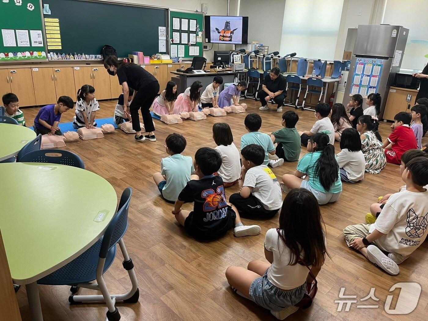 본문 이미지 - &#39;찾아가는 어린이 안전교실&#39;에 참가한 학생들이 마네킹을 활용한 체험형 심폐소생술 교육을 받고 있다.&#40;부산 수영구 제공. 재판매 및 DB금지&#41;