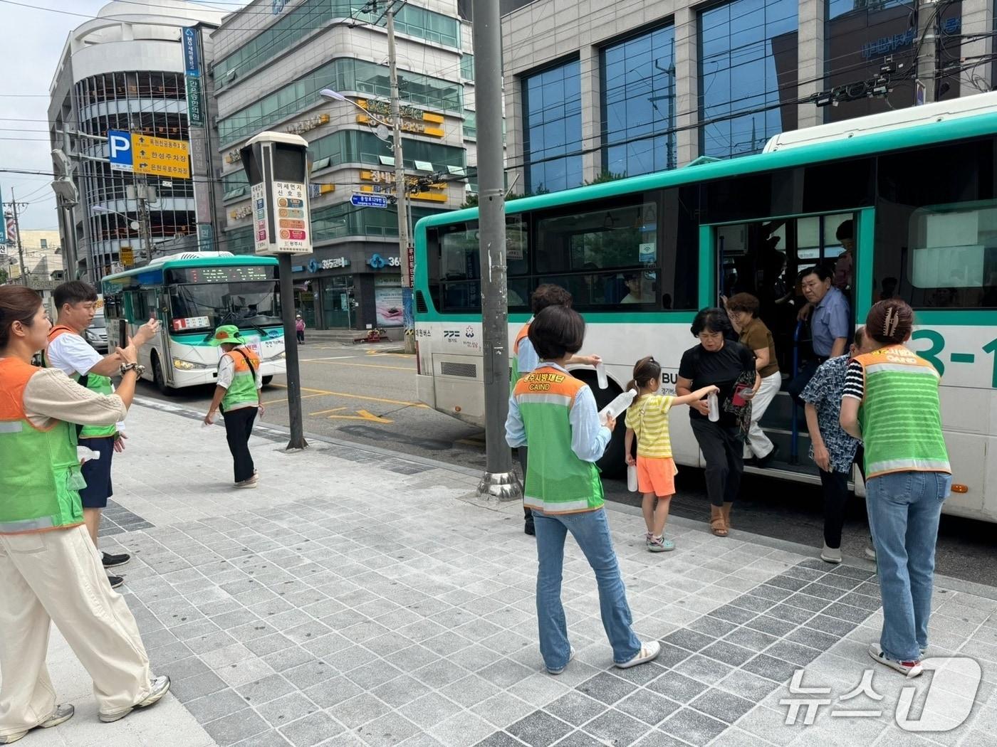 본문 이미지 - 광주시 자율방재단이 8일 경안동 행정복지센터 일원에서 시민들에게 얼음물을 전달하고 있다.&#40;광주시 제공&#41;