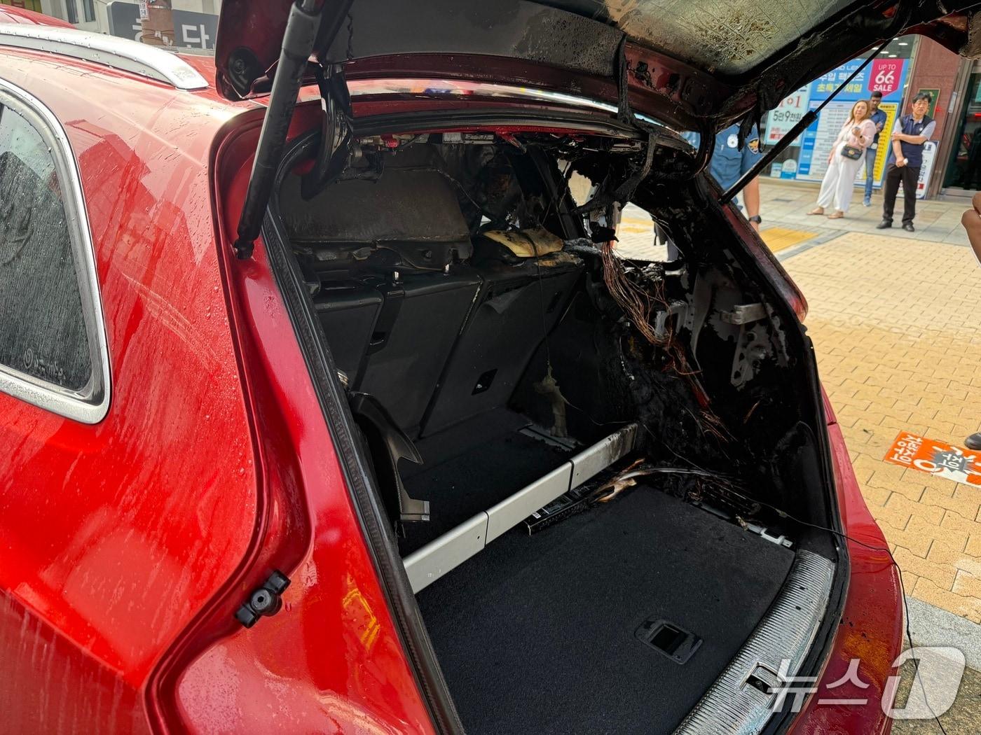 본문 이미지 - 8일 오전 부산 사하구 하단동 차량 화재 현장.(부산소방재난본부 제공. 재판매 및 DB 금지)