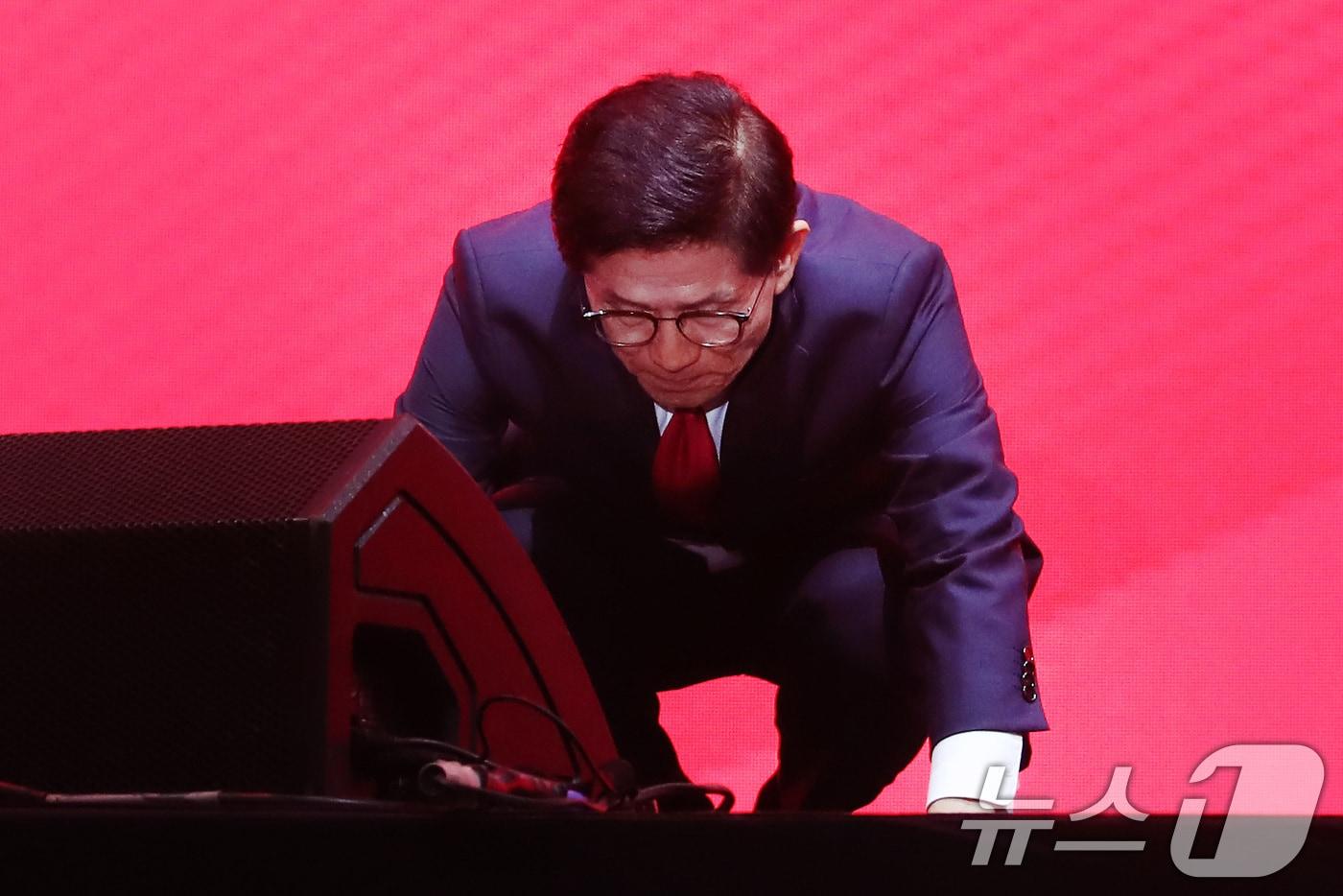 김문수 국민의힘 당 대표 후보가 8일 오후 대구 북구 엑스코에서 열린 국민의힘 제6차 전당대회 대구·경북 합동연설회에서 정견발표 도중 대선 패배에 대해 사과하며 큰절하고 있다. 2025.8.8/뉴스1 ⓒ News1 공정식 기자