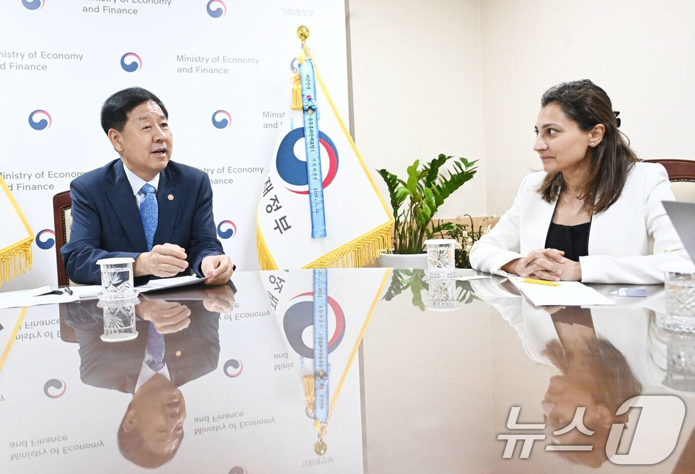 구윤철 경제부총리가 지난 8일 오후 서울 종로구 정부서울청사에서 아누슈카 샤 국제신용평가사 무디스&#40;Moody&#39;s&#41; 국가신용등급 아태지역 담당 이사와 면담을 하고 있다. &#40;기획재정부 제공. 재판매 및 DB 금지&#41; 2025.8.10/뉴스1 ⓒ News1 민경석 기자