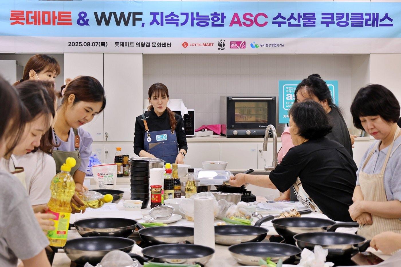 지난 7일 경기도 의왕시에 위치한 롯데마트 의왕점 문화센터에서 ASC 인증 수산물 요리 강좌에 참여하고 있는 박은영 셰프&#40;가운데&#41;와 수강생들의 모습. &#40;롯데마트 제공&#41;.