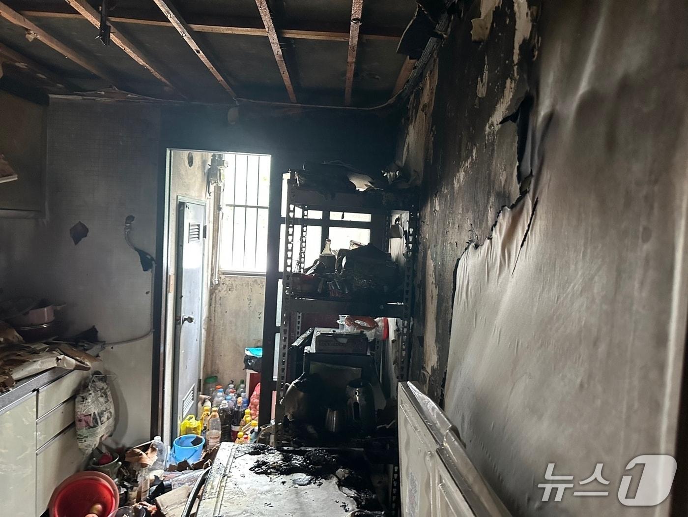 본문 이미지 - 8일 오전 부산 사하구 하단동 아파트 화재 현장.&#40;부산소방재난본부 제공. 재판매 및 DB 금지&#41;